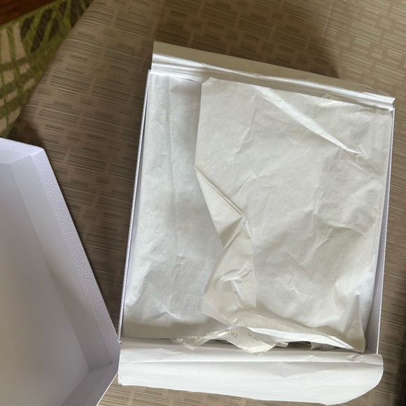 White and gold Dior box with Dior Brandon packing paper - Picture 6 of 7